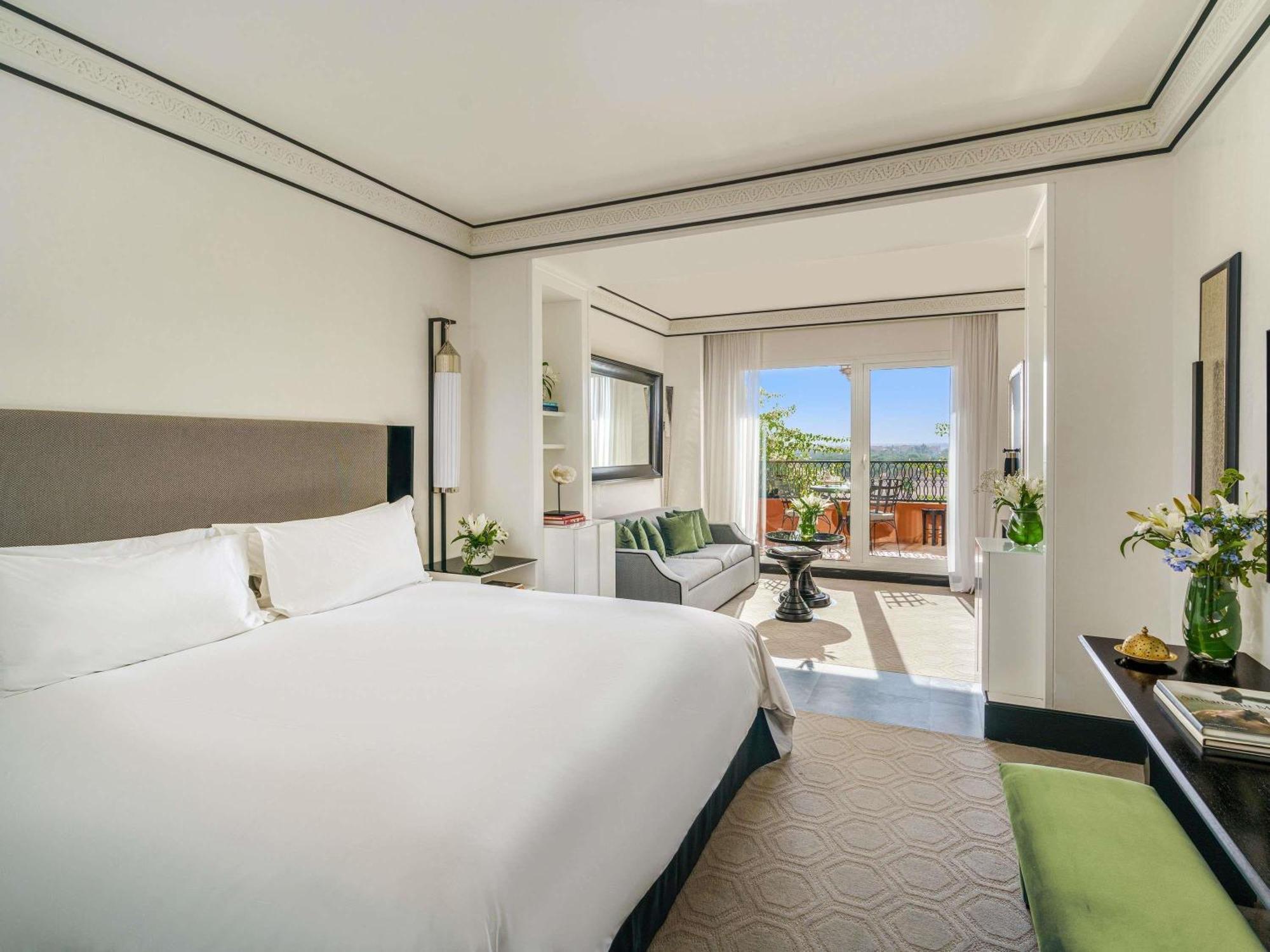 Junior Suite mit Balkon und Berg- und Poolblick